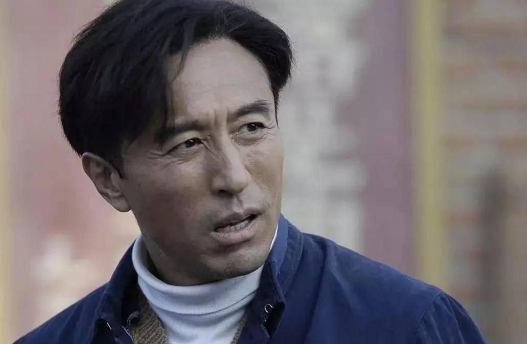 胡歌恩师王洛勇:独闯国外16年,37岁登百老汇,结婚40年宠妻如宝_时候