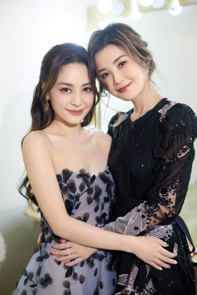 钟欣潼、蔡卓妍晒写真，前者仙姿佚貌、仪态温柔；后者端庄带点妖娆，一样吸睛_twins_照片_显得