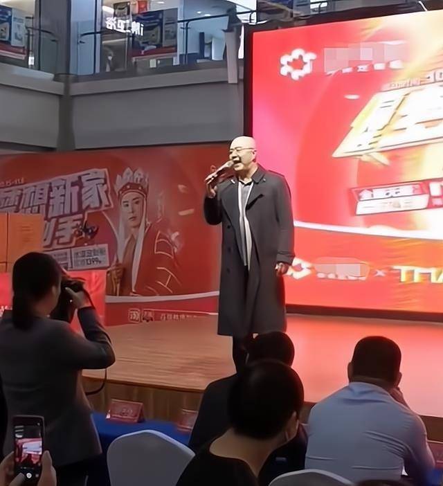 徐少华商演献唱引争议:当初演了一半非要走,如今扮