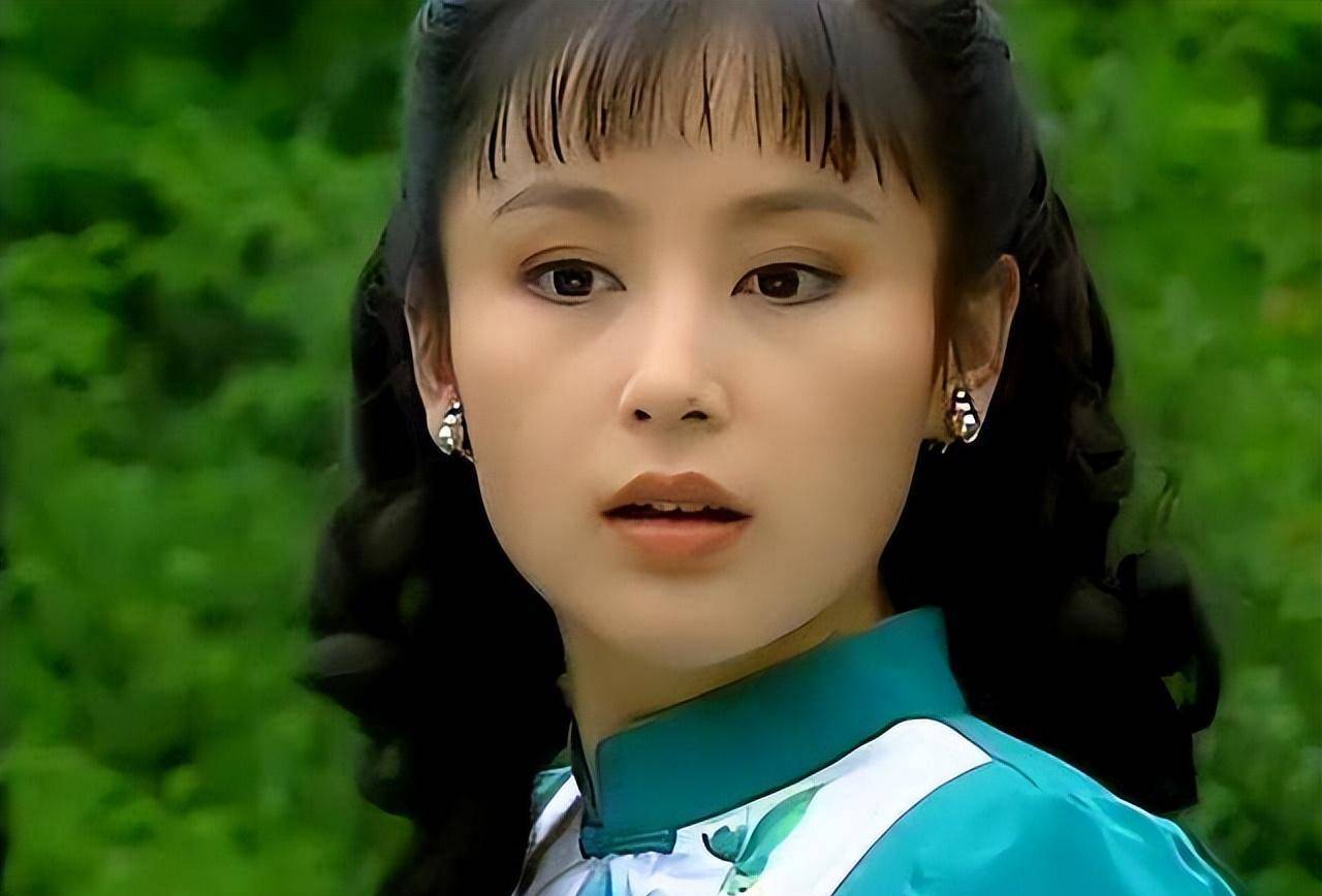 在琼瑶剧《云水间》中有这样一个名场面,陈红饰演的汪子璇在怀孕后,被