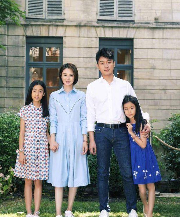 佟大为关悦复制十五年前合照,连表情都一样,衣服款式真有心_子女_女儿