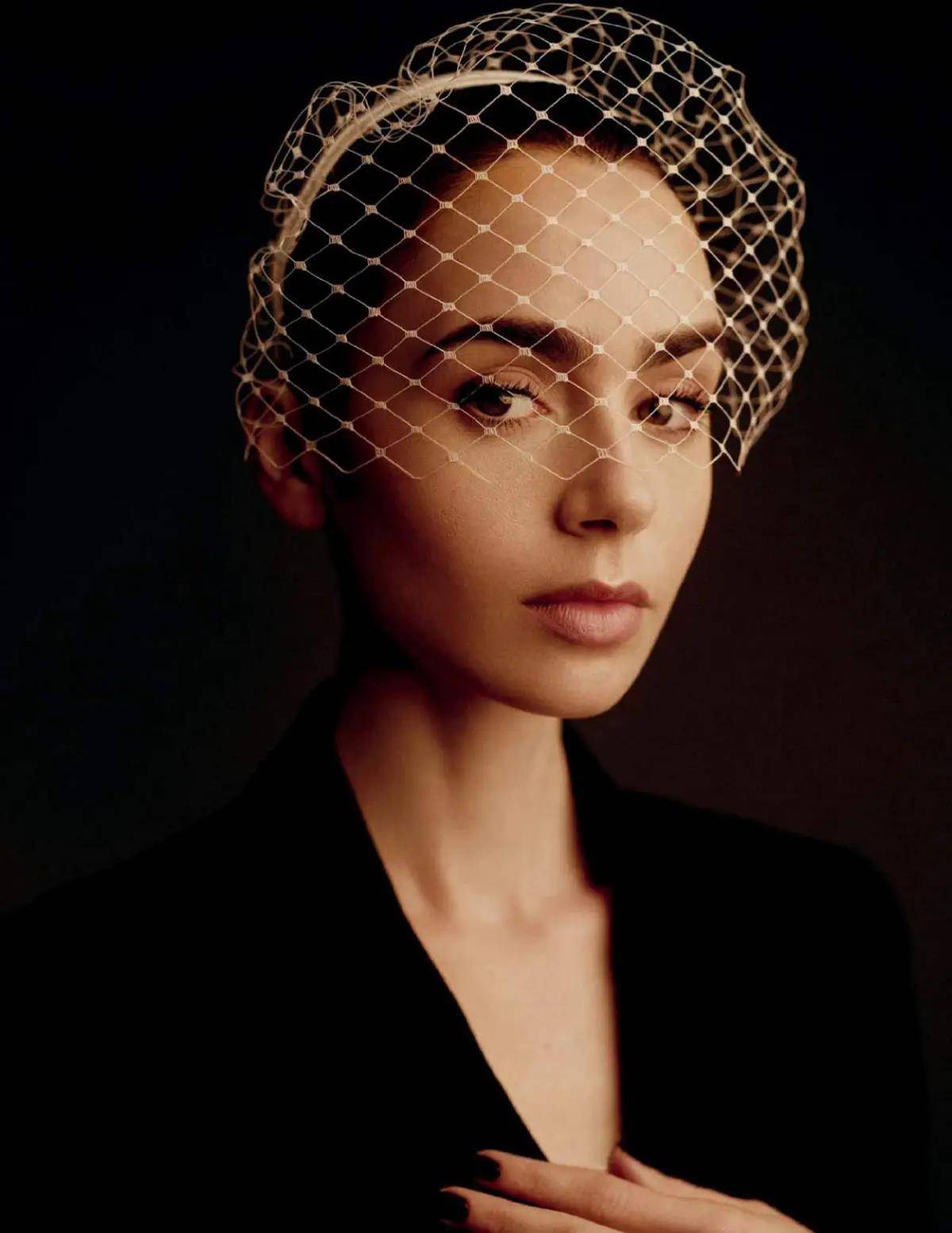 英裔美国女演员莉莉·柯林斯 (lily collins)拍摄的时尚杂志_封面