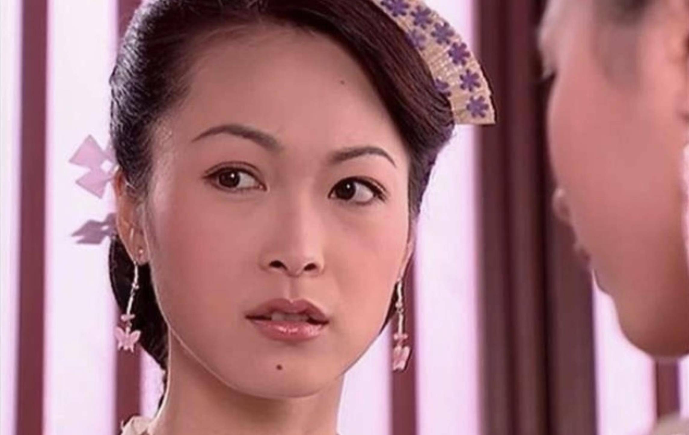 在《杨门女将》中,她饰演柴郡主完全没有了长孙皇后的美貌,甚至有的人