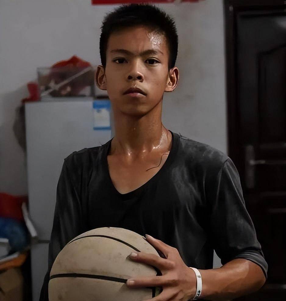 独臂少年张家城:单手托起篮球梦,两年时间练坏七双鞋_男孩_人生_生活