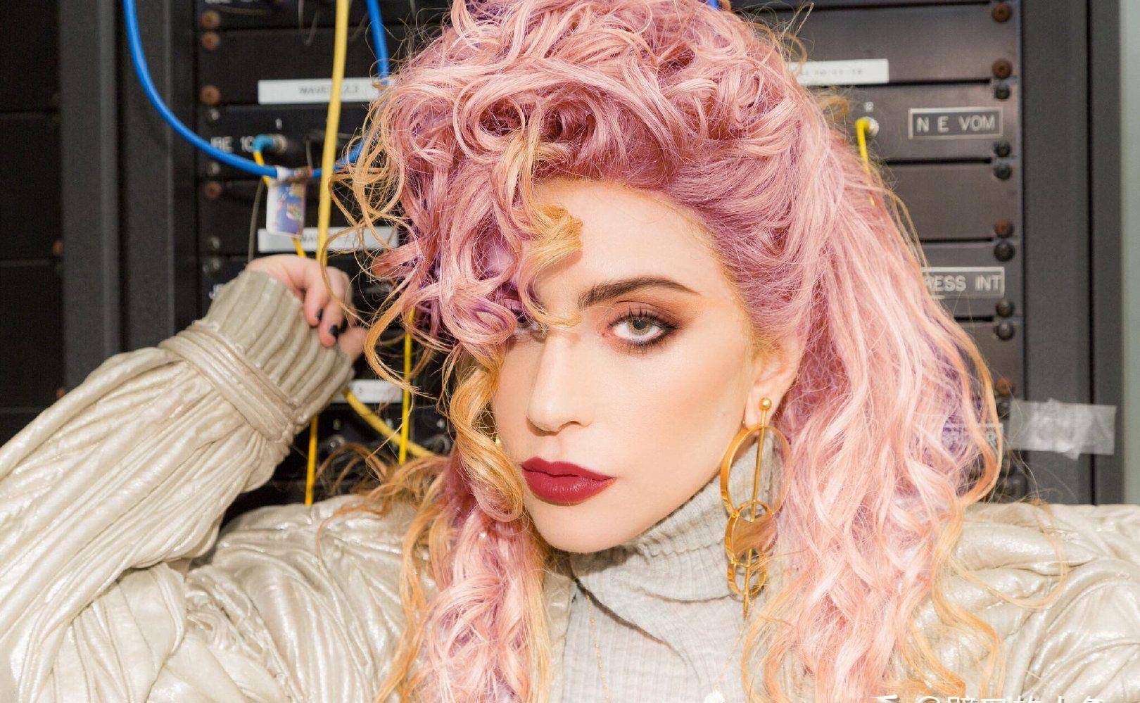 ladygaga出席活动造型怪异身材发福,惨被网友吐槽:像装美的大妈_穿着