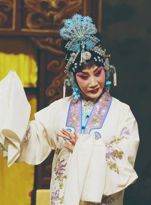京剧名家薛亚萍忘词,唱劈了被戏迷质疑,其实她已经年过古稀了_艺术_宗