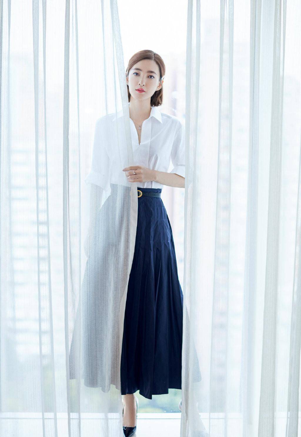 王丽坤出席活动,白衬衫配蓝长裙真优雅,不愧是素颜女神