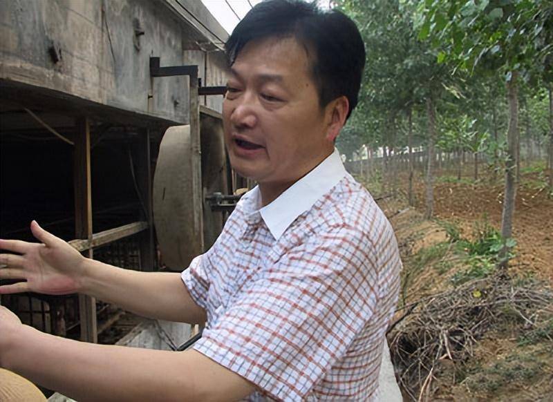 父母忙着种地顾不上孩子的教导,秦英林很是贪玩,上课的时候更是注意力