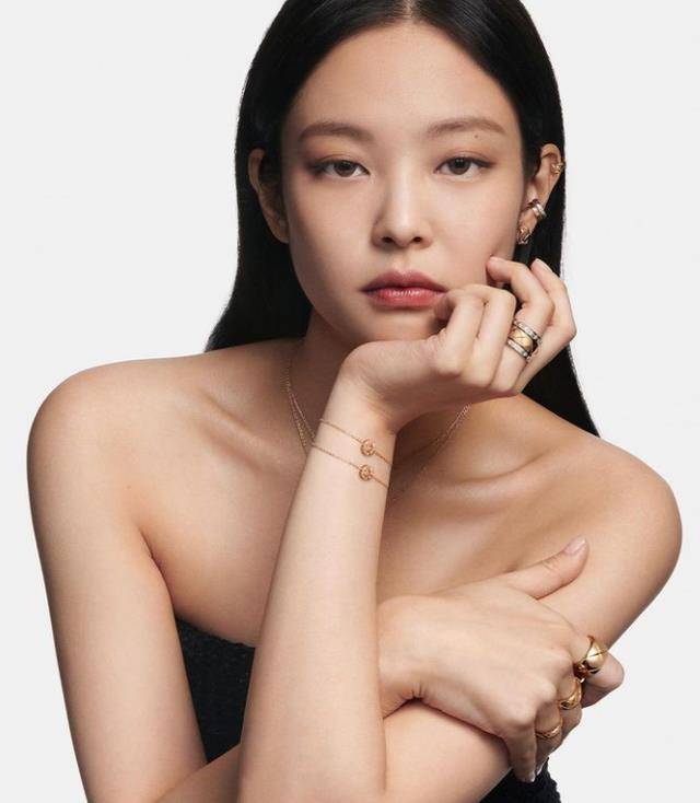 jennie晒美背一条沟比chanel诱人,妩媚眼神紧盯镜头让粉丝超害羞_中国