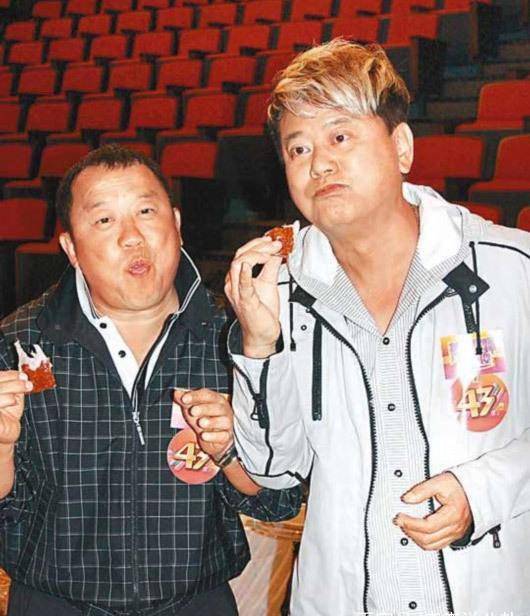 就连自认是无线"亲生子"的陈百祥也坦言,无线一大半收视率都是曾志伟