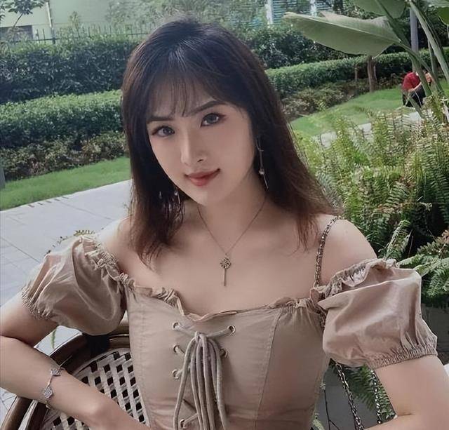 戴上百万手表,被任正非送价值5亿豪宅,姚安娜在中餐厅无人敢惹