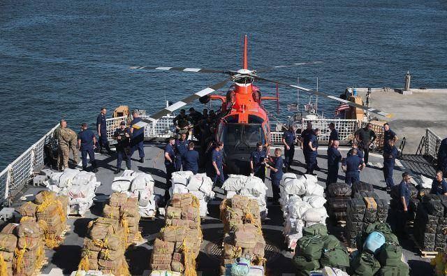 美国海警展示缴获巨量毒品,价值上亿美元,堆积如山_行动_毒贩_对象