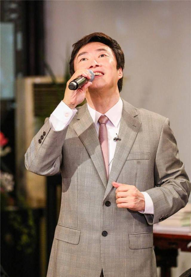 64岁的费玉清准备要封麦了,这是最后的综艺了,估计以后再也看不到