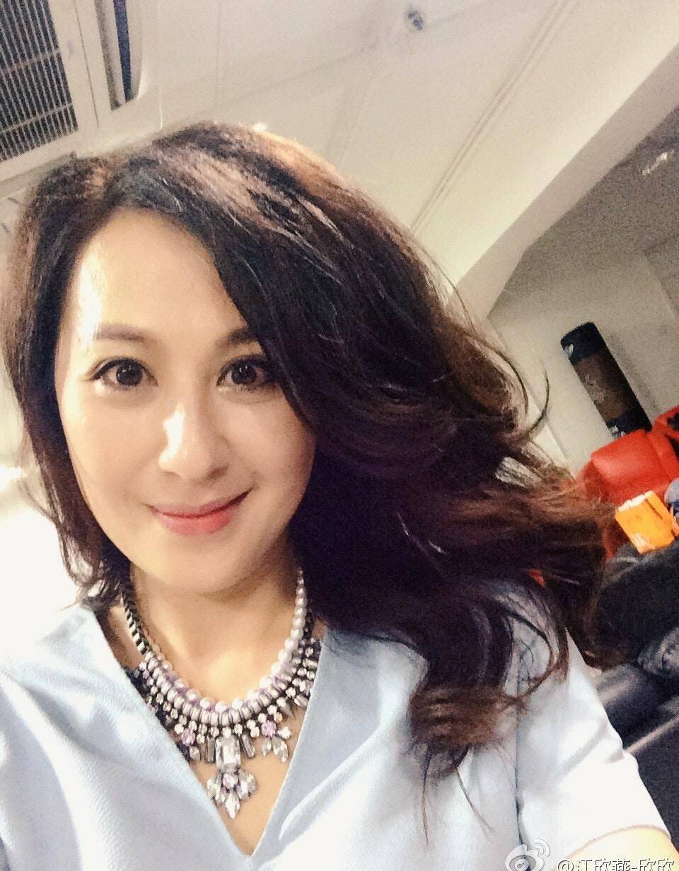 张卫健前女友tvb花旦江欣燕放下12年婚姻伤痛,新剧饰演冻龄妈妈