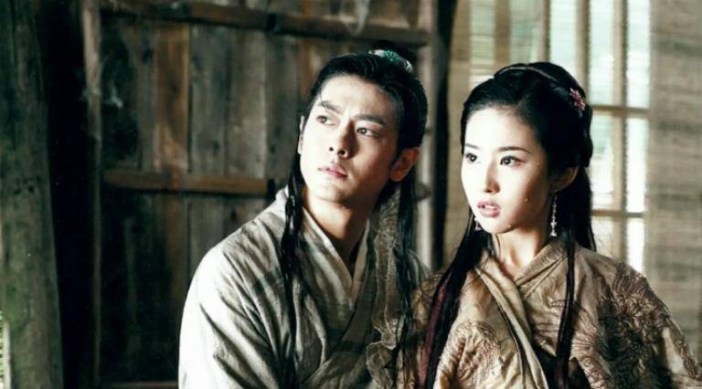 王语嫣放弃了段誉,选择回到发疯的慕容复身边,和他的侍女阿碧一同照顾