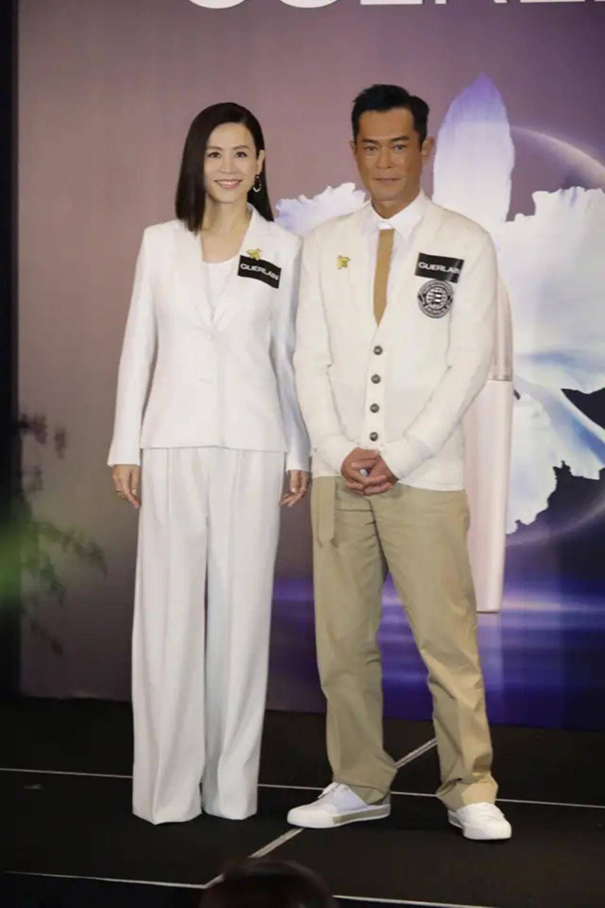 宣萱古天乐情侣服同框,49岁依旧超有气质,私服穿搭是秘诀_女人_裤子