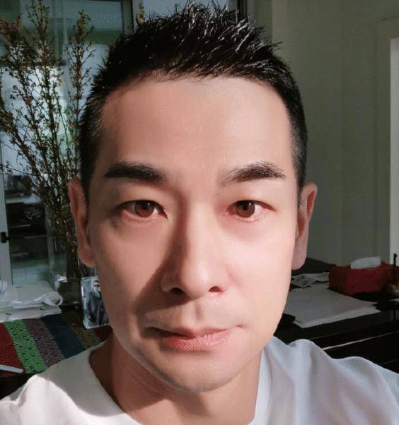 49岁赵文卓晒亲密照庆生,大女儿缺席家庭聚会,视频连线隔空写信送祝福