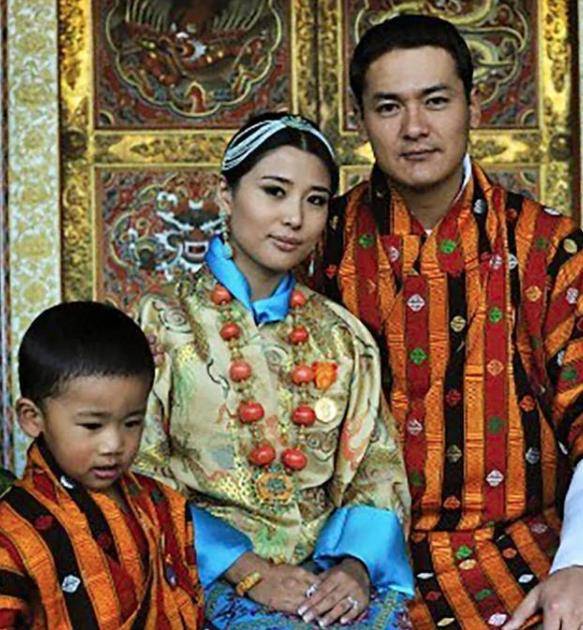 宫斗赢家不丹三王母:和4姐妹同嫁国王生下长子,打败受宠的大姐_儿子