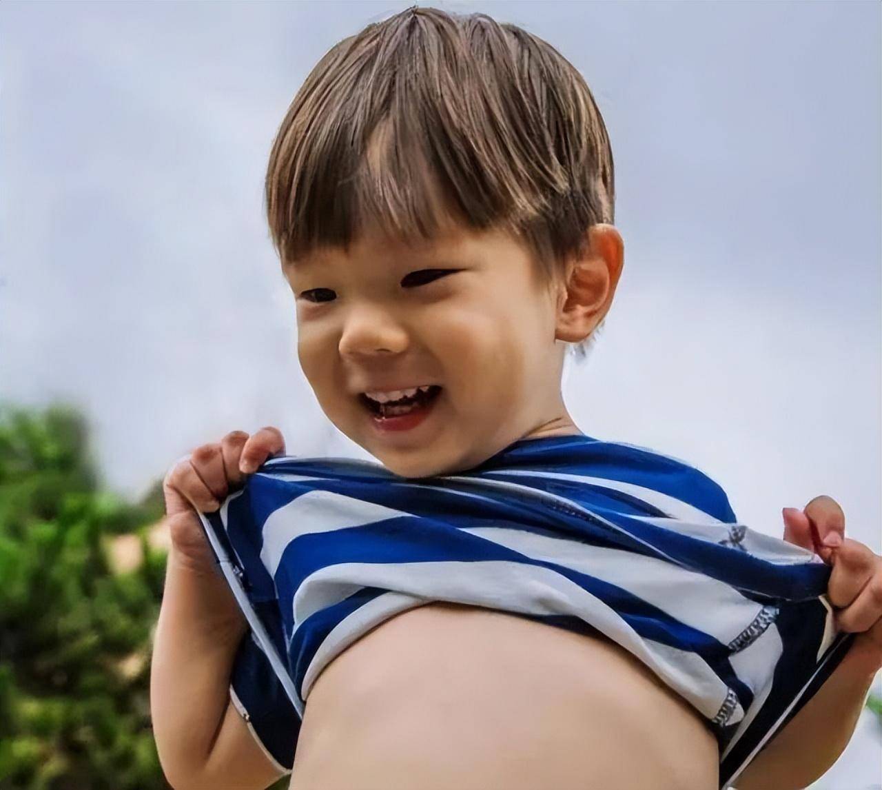 邓超孙俪一家合体,儿子等等帅上热搜:悠着点,名字伴随一生_女儿_爹妈