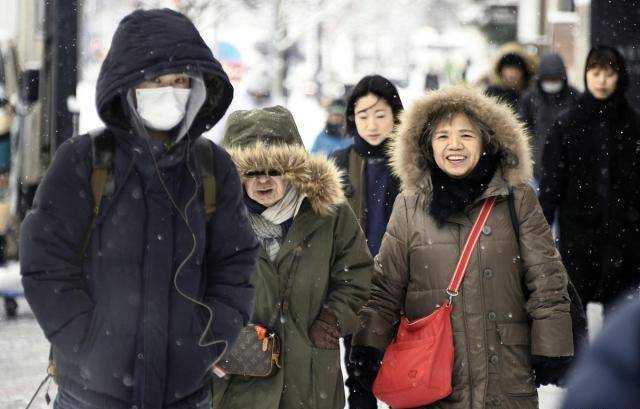 寒流侵袭多地降暴雪，日本人出门全副武装，网友：说的不怕冷呢?？