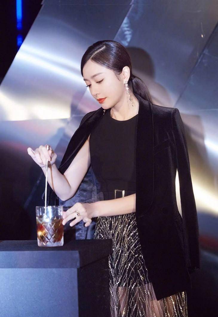 2001年,秦岚出演了《大唐爱情》,在剧中饰演武媚娘,与唐国强,聂远等人