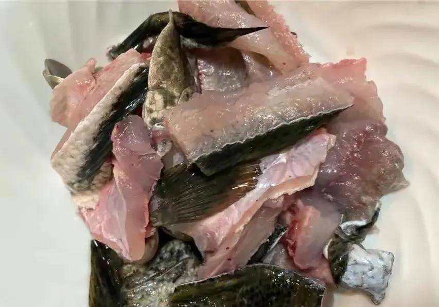 立夏后,花26元买1条黑鱼做2道菜,营养滋补又实惠,家人说:值了_鱼片