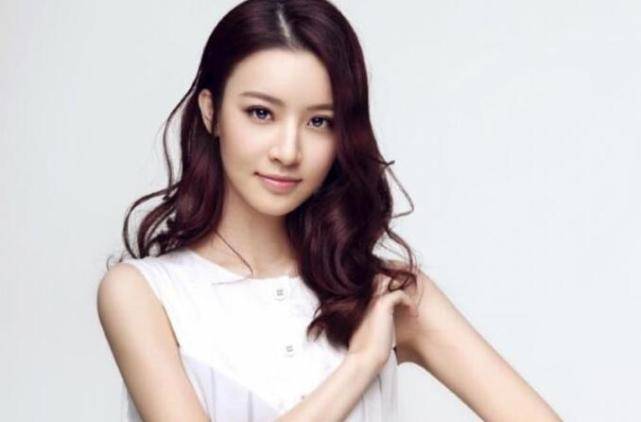 《巴啦啦小魔仙》严莉莉的小跟班长大了,当她穿上军装:心动的感觉