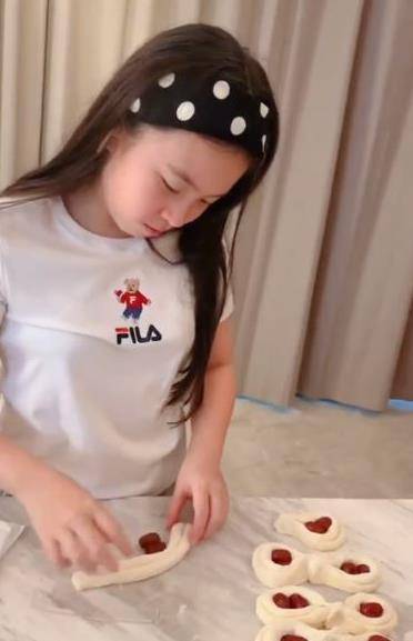 刘涛接女儿放学,13岁身高直逼妈妈,母女并肩聊天好温馨_穿着_羽绒服