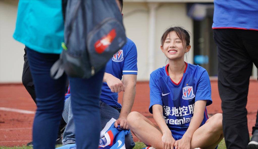 她是我国最美足球女神,18岁时因高颜值一炮而红,令无数网友舔屏_熊熙