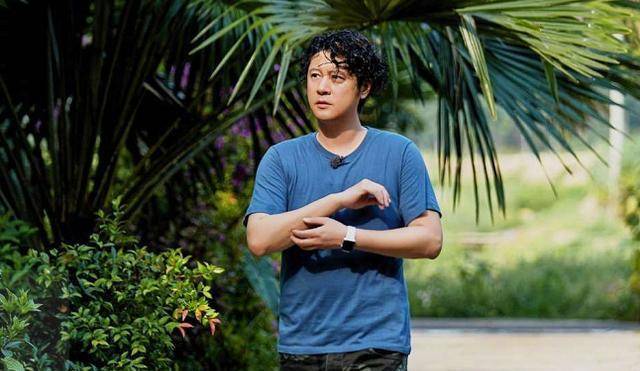 42岁任重罕曝近况,身材发福脖子胖出褶,难掩老态疲惫不堪眼袋重_减肥