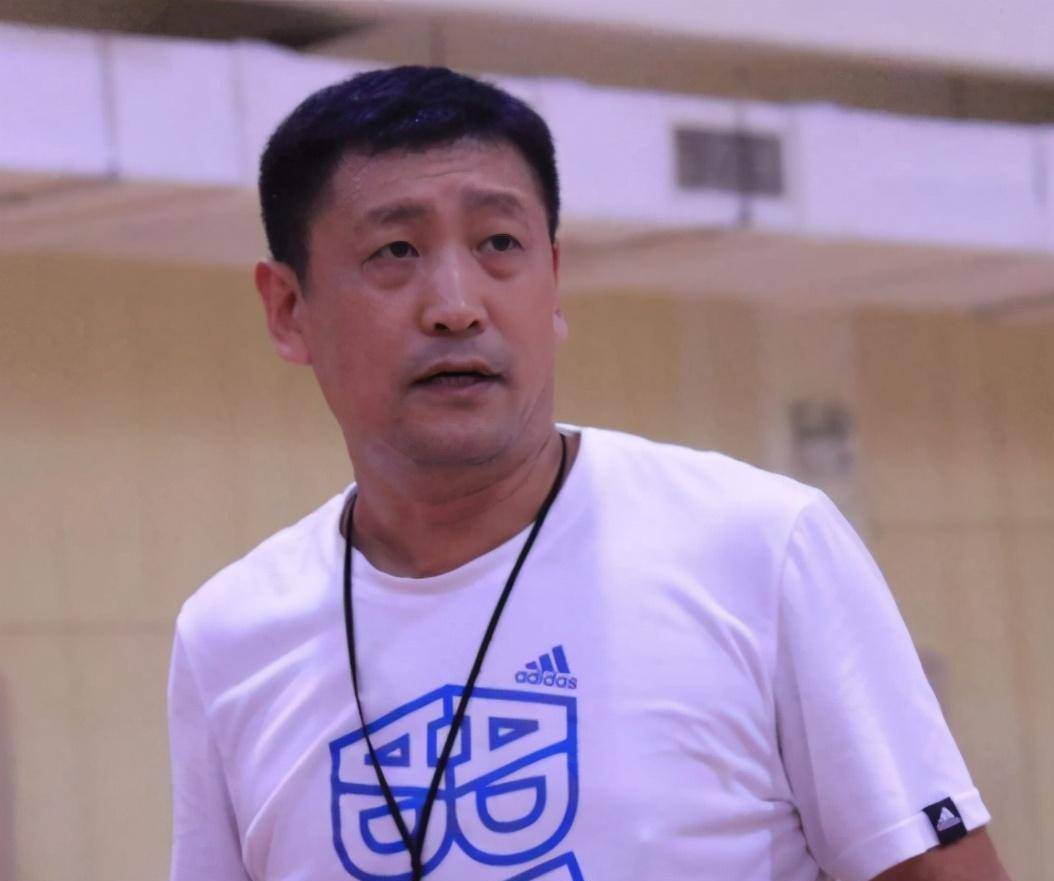广东宏远把时任宏远青年队的主帅王怀玉调回教练组,担任杜锋的助理