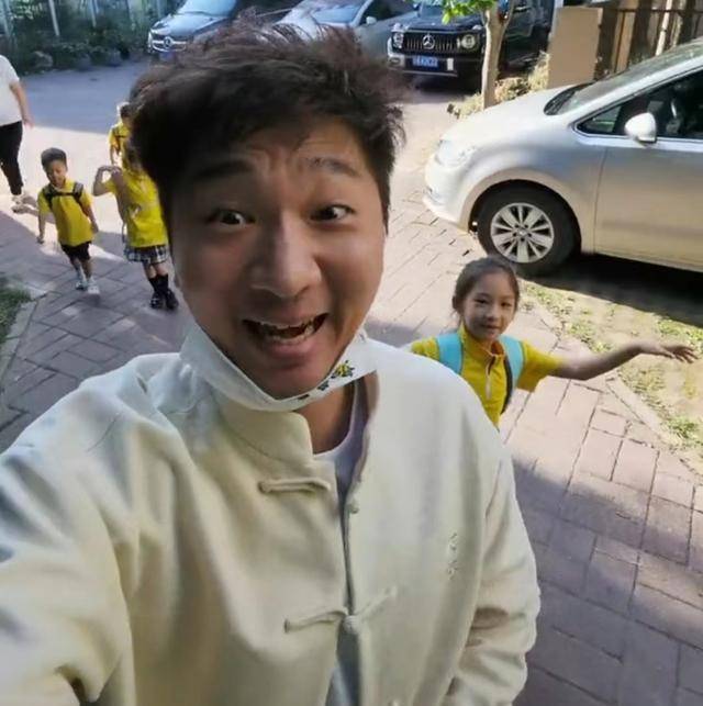 陈佩斯儿子送四个孩子上学,两保姆随行照顾,四娃活泼开朗好可爱