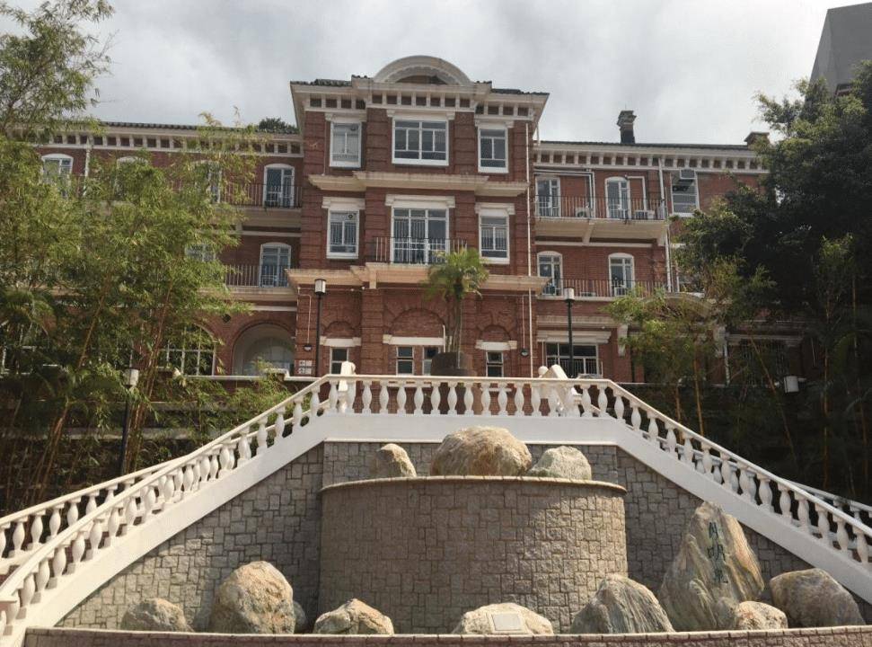 61岁李嘉诚将19岁李嘉欣带回家,原配3小时后暴毙,发生了什么?