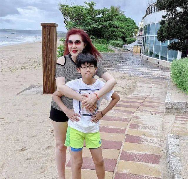 退圈多年的杨钧钧,现在偶尔会在社交平台放出自己的近照,60多岁的她看