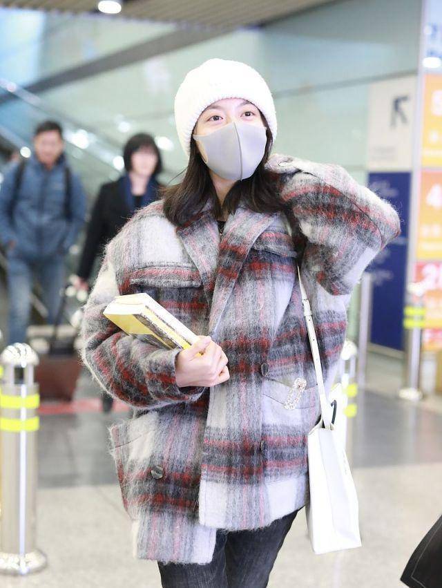 17岁赵今麦越发有星范,机场秀全身大牌真奢侈,素颜美的无懈可击_造型