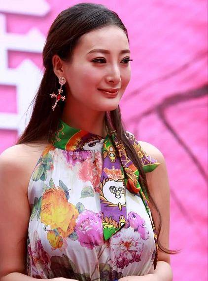 王李丹妮:新一代漂亮时尚女神,身材超过叶子楣