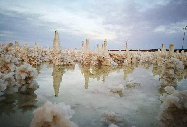 青海一盐湖价值12万亿,储藏量够人类吃1000年,军队派兵全天候看守_大自然_盐花_溶洞