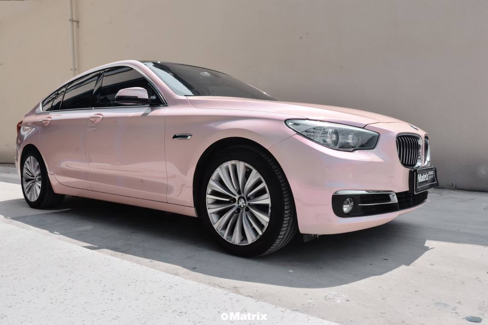 宝马5系matrix矩阵改色膜梦幻胭脂粉,清新淡雅的淡粉_案例_浪漫气息