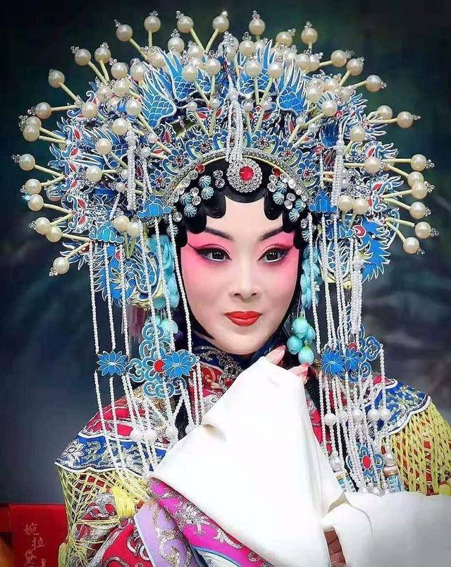 曾经受教于梅葆玖,薛亚萍两位名家,其天资,天赋十分高,也算是京剧界的