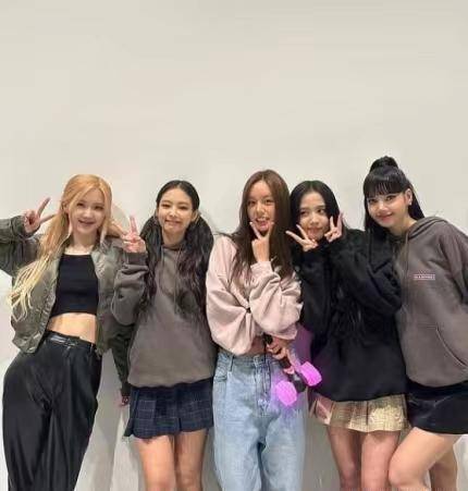 blackpink智秀送上咖啡车为好友惠利应援亲密合影展现