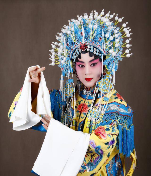 北京京剧院三大张派青衣,王蓉蓉吼派鼻祖,姜亦珊与王奕謌曾互怼_表演