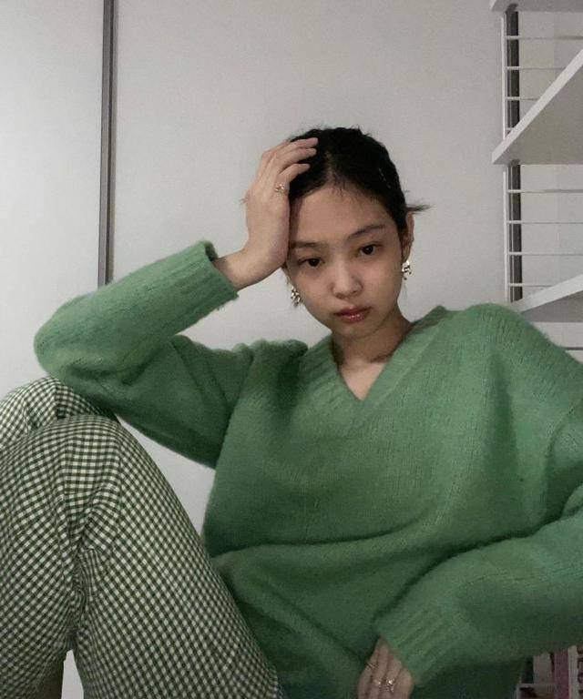 blackpink成员jennie晒照,牛油果绿配草莓太嫩,指尖托脸撩人_妮妮