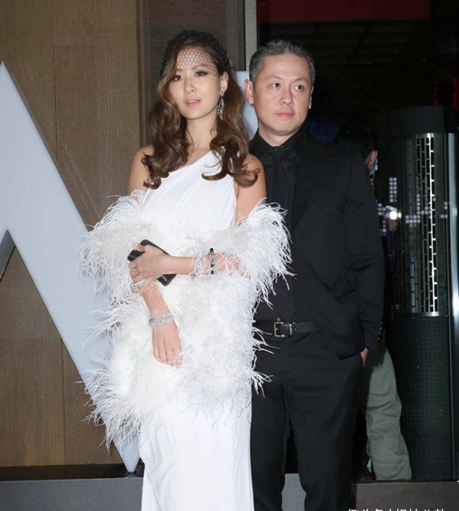 还一度为他人做嫁衣,想当年,萧亚轩与柯震东还是孙芸芸牵线撮合的,只