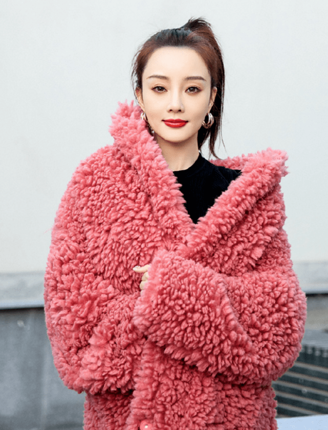 像李小璐这种粉色系颜色的选择也是让其能够很轻松就在人群中脱颖而出