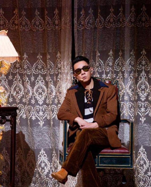 54岁陈小春一身白站c位,鸭嘴帽造型潮气十足,真"披荆斩棘"