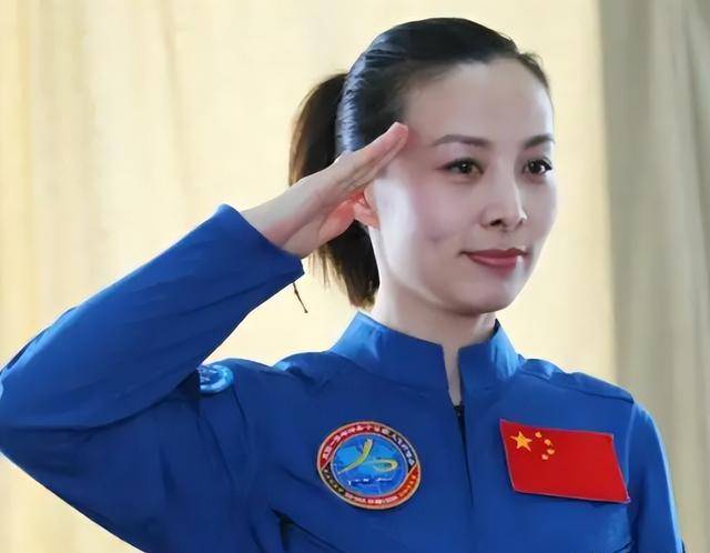 王亚平大校,一身戎装,级别明确,享受正师职,晋升比较快_航天_祖国