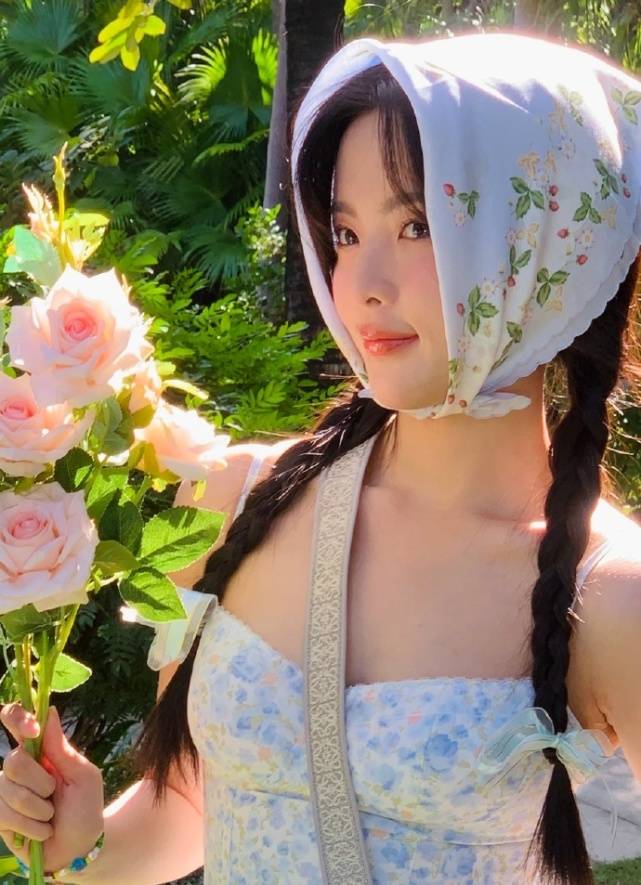 杨超越穿搭清凉秀窈窕身材,清纯甜美似邻家女孩,手臂纹身引热议_美得