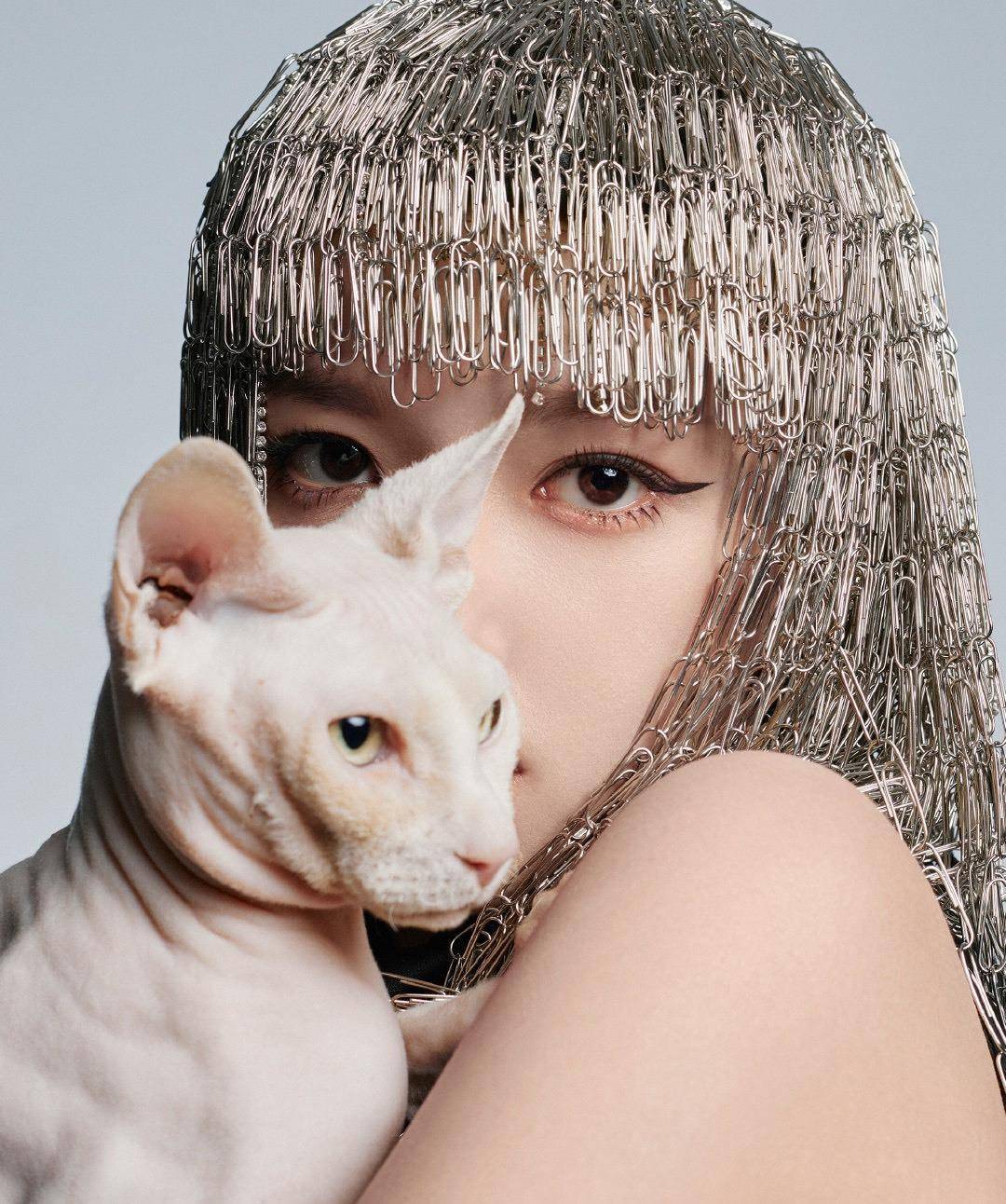 程潇挑战lisa埃及艳后装扮,真发不够回形针来凑,密集恐惧症劝退_造型