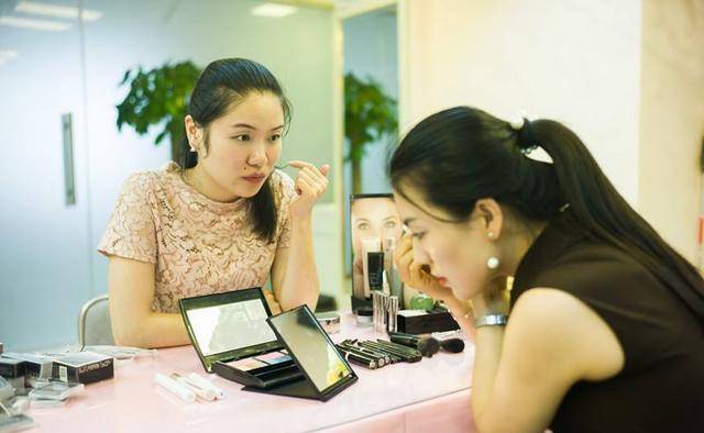 盲人故事系列三:她是中国第一位盲人化妆师_肖佳_蔡聪_按摩