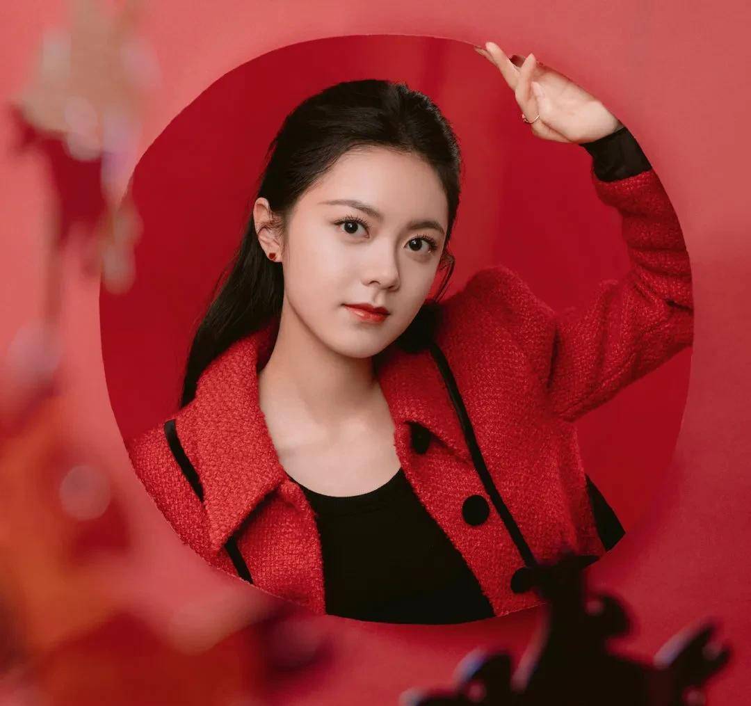 2023央视春晚众星造型,赵丽颖一袭红衣春晚开场,高马尾元气满满_红色